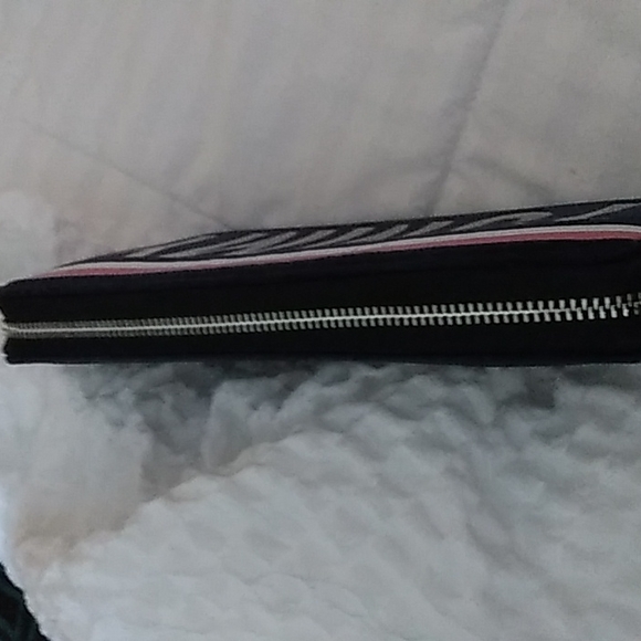 VTG"TOMMY HILFIGER" BIG BOLD LOGO..WALLET..ZIPPER - Picture 3 of 8